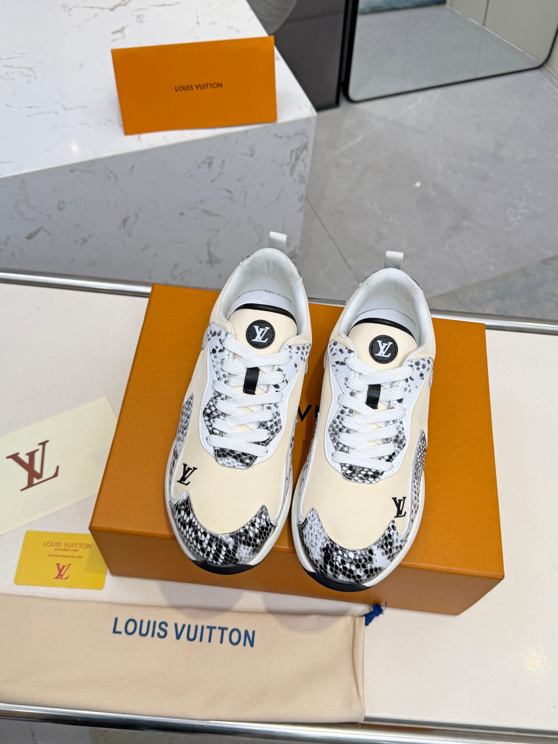LVLouis Vuitton (brand) original1:1Development replication Counter exquisite packaging casual and versatile ,The same style of all the major stars!sneakerstpuLightweight and abrasion-resistant sole,Everyday wear without stress。Louis Vuittonmarkings,The details are super fine。Easy to wear with both jeans and slacks,Fashionable and practical at the same time!plus or minus sound:men's version39#-46# ex-factory price:270¥ - 图片 3