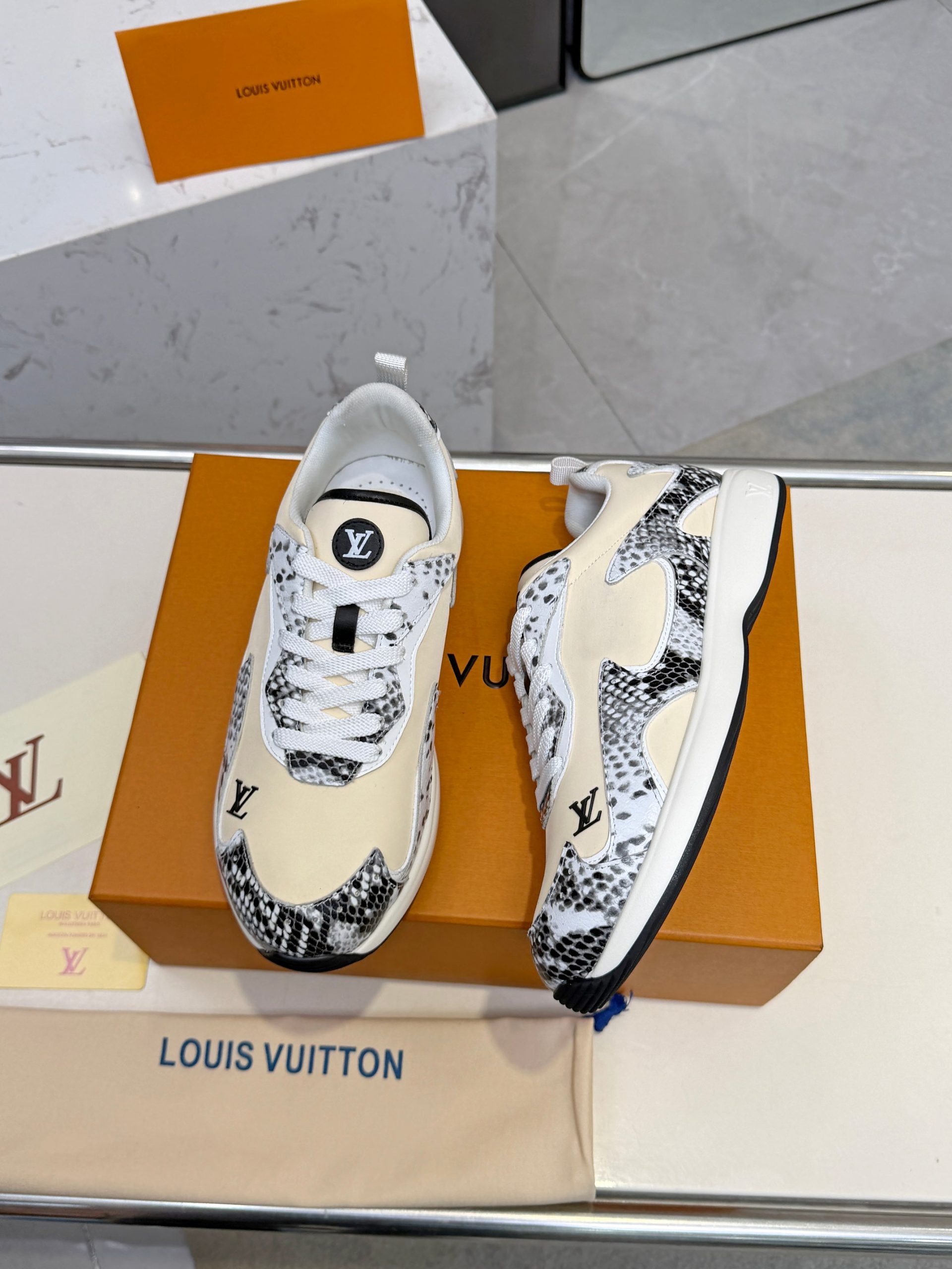 LVLouis Vuitton (brand) original1:1Development replication Counter exquisite packaging casual and versatile ,The same style of all the major stars!sneakerstpuLightweight and abrasion-resistant sole,Everyday wear without stress。Louis Vuittonmarkings,The details are super fine。Easy to wear with both jeans and slacks,Fashionable and practical at the same time!plus or minus sound:men's version39#-46# ex-factory price:270¥ - 图片 4