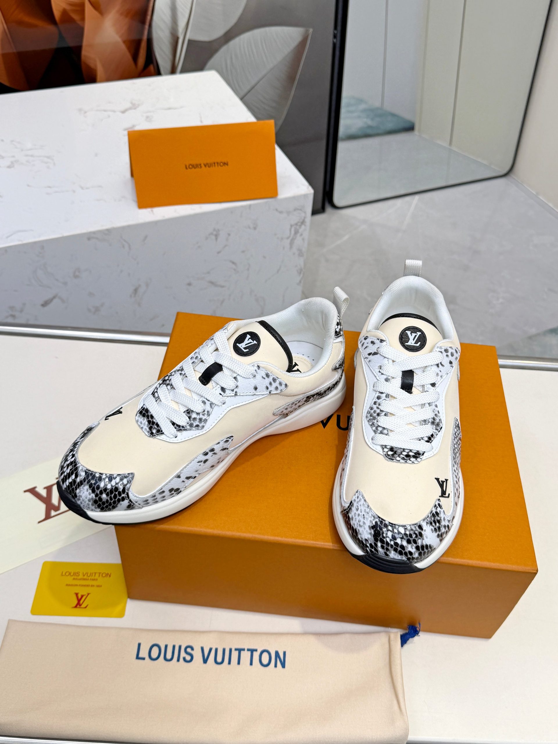LVLouis Vuitton (brand) original1:1Development replication Counter exquisite packaging casual and versatile ,The same style of all the major stars!sneakerstpuLightweight and abrasion-resistant sole,Everyday wear without stress。Louis Vuittonmarkings,The details are super fine。Easy to wear with both jeans and slacks,Fashionable and practical at the same time!plus or minus sound:men's version39#-46# ex-factory price:270¥ - 图片 5