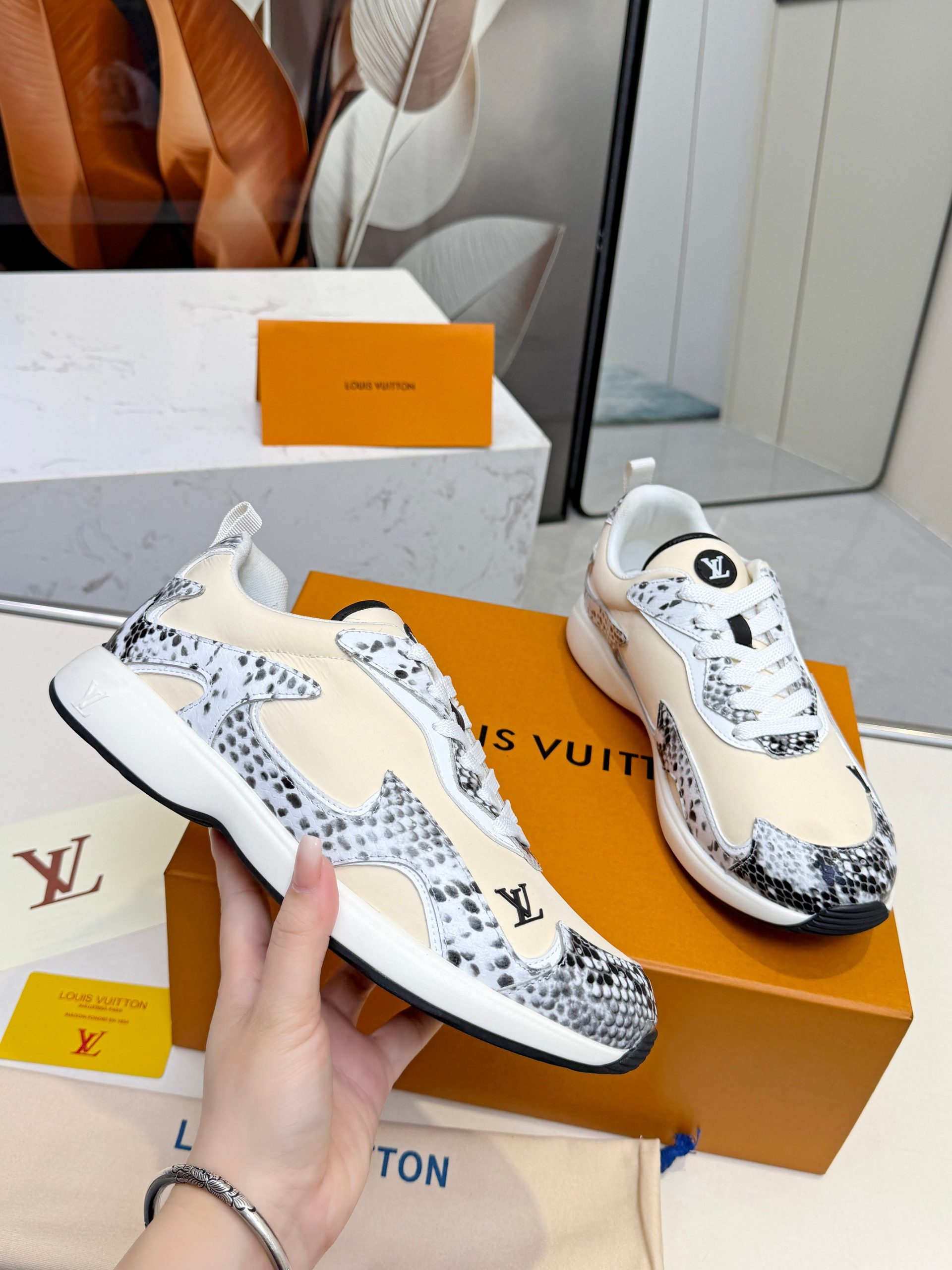 LVLouis Vuitton (brand) original1:1Development replication Counter exquisite packaging casual and versatile ,The same style of all the major stars!sneakerstpuLightweight and abrasion-resistant sole,Everyday wear without stress。Louis Vuittonmarkings,The details are super fine。Easy to wear with both jeans and slacks,Fashionable and practical at the same time!plus or minus sound:men's version39#-46# ex-factory price:270¥ - 图片 6