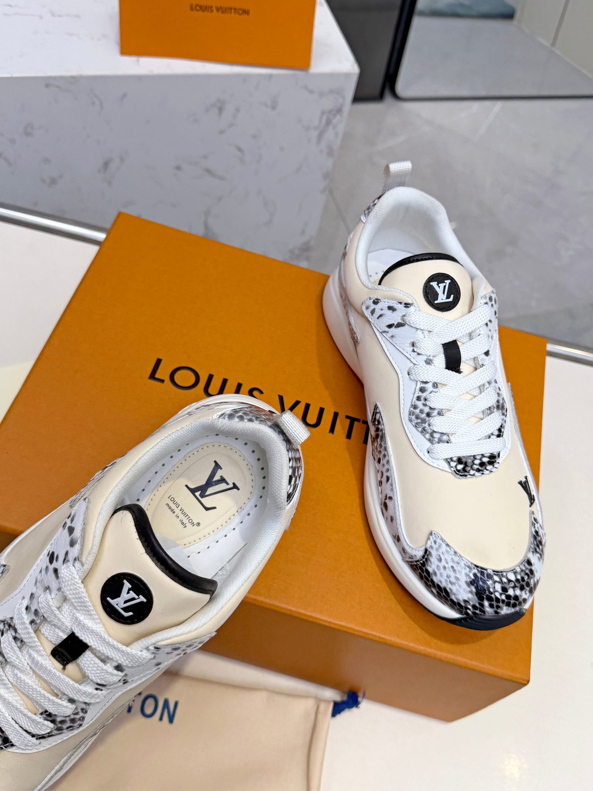 LVLouis Vuitton (brand) original1:1Development replication Counter exquisite packaging casual and versatile ,The same style of all the major stars!sneakerstpuLightweight and abrasion-resistant sole,Everyday wear without stress。Louis Vuittonmarkings,The details are super fine。Easy to wear with both jeans and slacks,Fashionable and practical at the same time!plus or minus sound:men's version39#-46# ex-factory price:270¥ - 图片 7