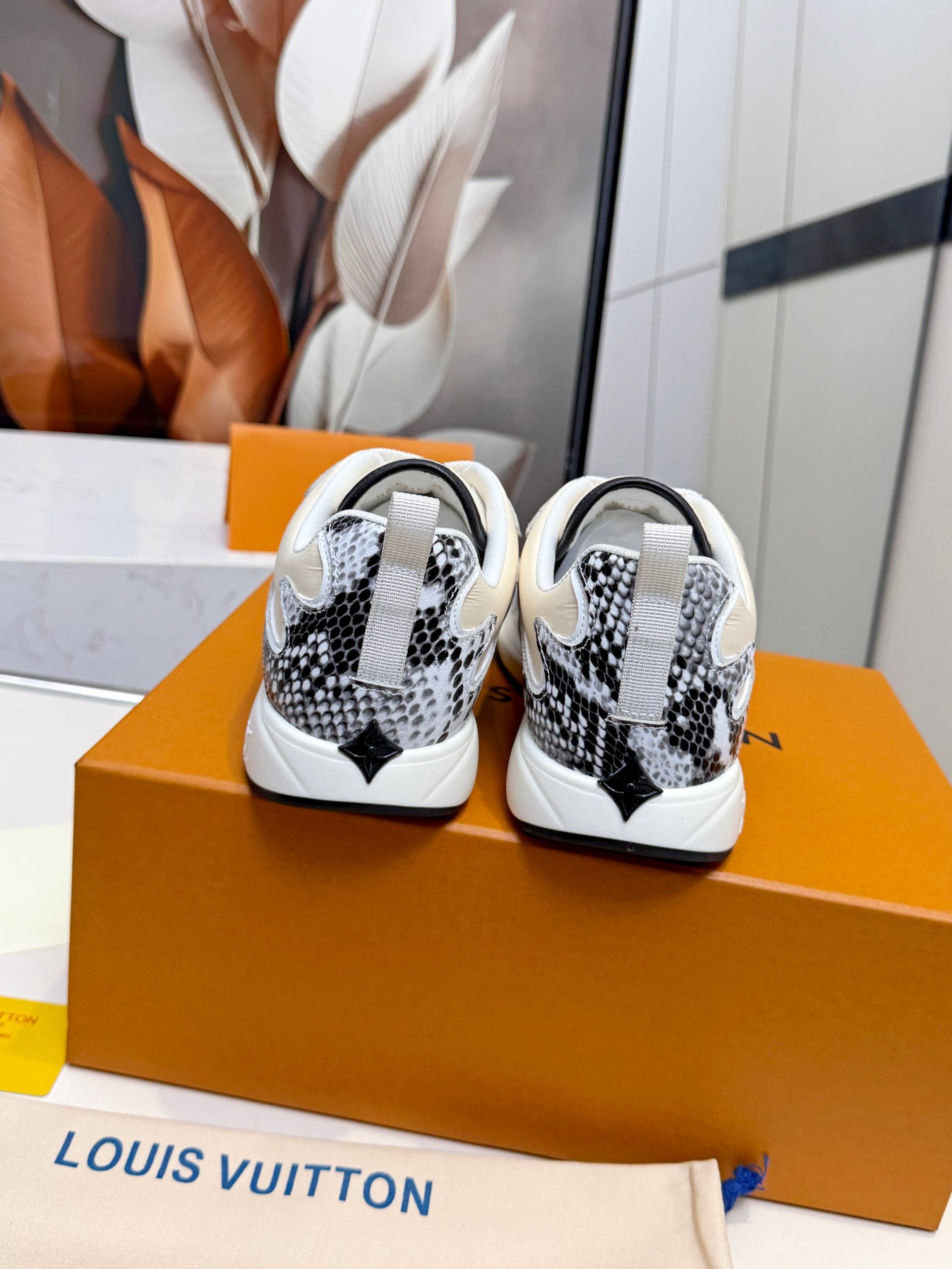 LVLouis Vuitton (brand) original1:1Development replication Counter exquisite packaging casual and versatile ,The same style of all the major stars!sneakerstpuLightweight and abrasion-resistant sole,Everyday wear without stress。Louis Vuittonmarkings,The details are super fine。Easy to wear with both jeans and slacks,Fashionable and practical at the same time!plus or minus sound:men's version39#-46# ex-factory price:270¥ - 图片 8