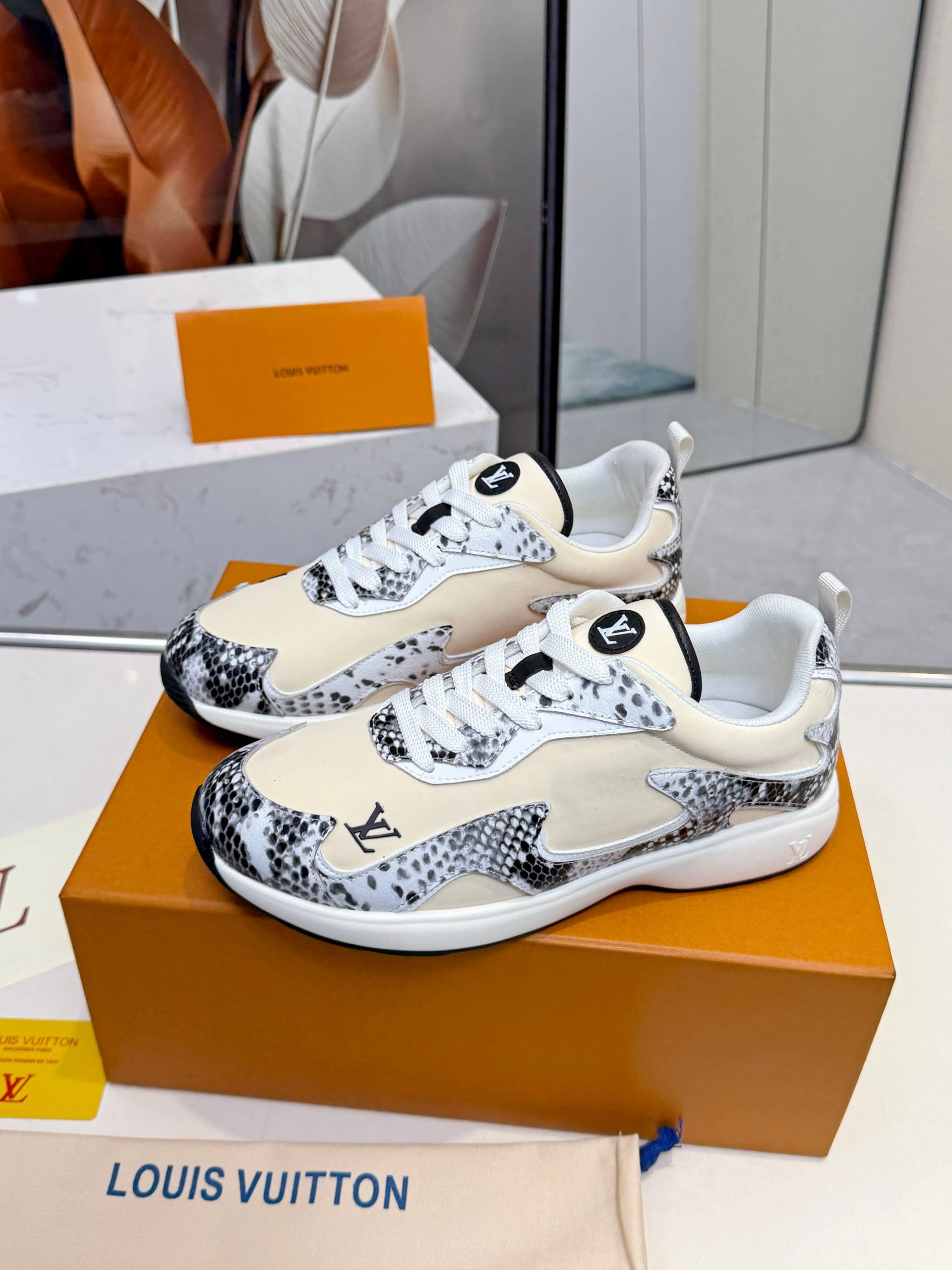 LVLouis Vuitton (brand) original1:1Development replication Counter exquisite packaging casual and versatile ,The same style of all the major stars!sneakerstpuLightweight and abrasion-resistant sole,Everyday wear without stress。Louis Vuittonmarkings,The details are super fine。Easy to wear with both jeans and slacks,Fashionable and practical at the same time!plus or minus sound:men's version39#-46# ex-factory price:270¥ - 图片 9
